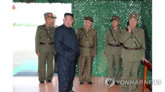 '초대형방사포' 발사 점검하는 김정은