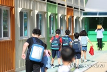 새 교실로 등교하는 은명초 학생들