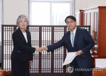 지소미아 관련 외통위원장 만난 강경화 장관