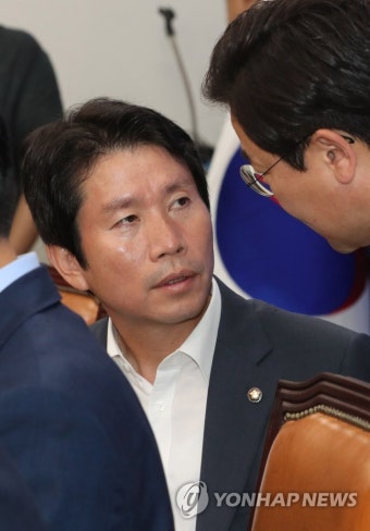 박찬대 원내대변인과 이야기하는 이인영 원내대표