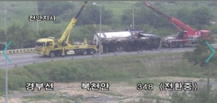 북천안IC 인근서 탱크로리 넘어져…차량 정체