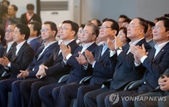 문 대통령, 현대모비스 친환경 차 부품 공장 기공식 참석