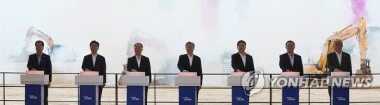 문 대통령, 친환경 차 부품공장 기공 발파식