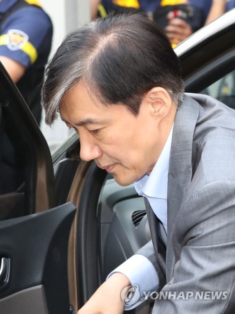 차에서 내리는 조국 법무부 장관 후보자