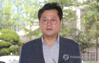취재진 질문에 답하는 홍익표 의원