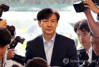 출근하는 조국 법무장관 후보자