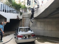 운전 중 의식 잃어… 다리 아래로 승용차 추락 2명 부상