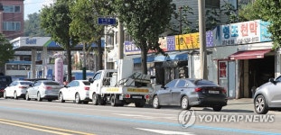 주유소에 몰려든 차들