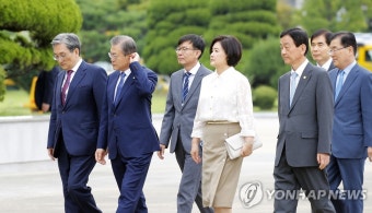 환송인사와 함께 이동하는 문 대통령