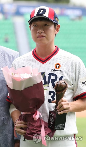 정수빈 1000 경기 출장 시상식