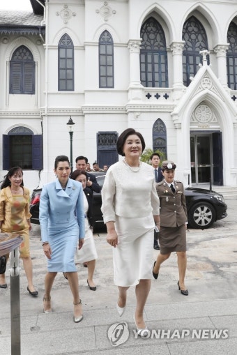 김정숙 여사, 태국 총리 부인과 전시관람