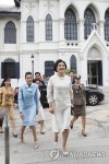 김정숙 여사, 태국 총리 부인과 전시관람