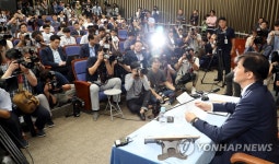 국회에서 기자간담회 하는 조국