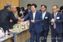 대회장으로 입장하는 김병원 회장