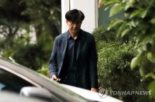 외출하는 조국 법무장관 후보자