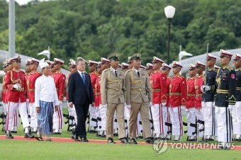 문 대통령, 미얀마 의장대 사열