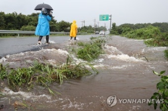 제주 남부 시간당 118.5 폭우…도로침수로 차량 고립