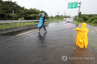 제주 남부 폭우에 차량 통행 제한