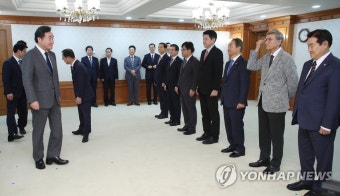 차관급에게 임명장 수여하는 이낙연 총리