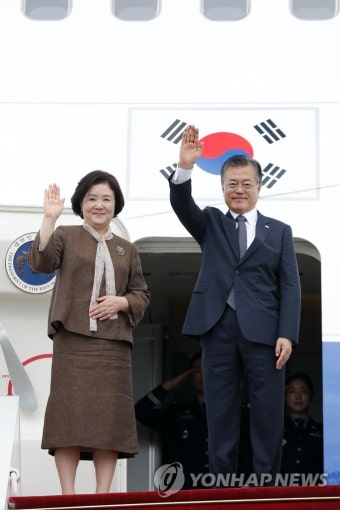 환송 인사하는 문 대통령 내외
