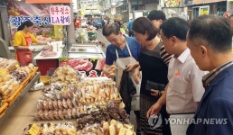 명절 전통시장 장보기 소방대원도 동참