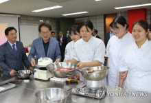제과제빵 실습 참관하는 조희연 서울시교육감