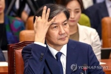 조국, 몰아치는 野 추궁에 후 한숨도…언쟁은 피해