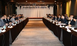 그랜드리퍼마산지사 | 김경수 경남지사 "연구개발 체계 혁신으로 지역인재 키워야"