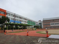 학교 운동장은 아직도 방학