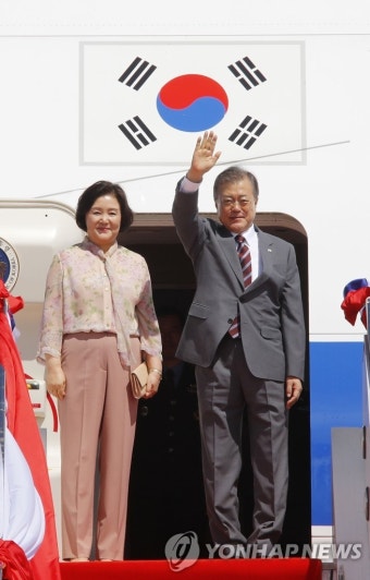 라오스 환송 인사들에게 손 흔드는 문 대통령