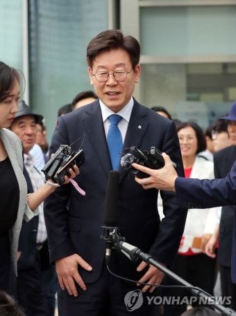 질문에 답하는 이재명 경기지사