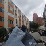 원주 아파트서 강풍에 함석지붕 날아가