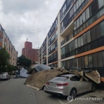 원주 아파트서 강풍에 함석지붕 날아가