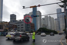 파손된 신호등 위태위태