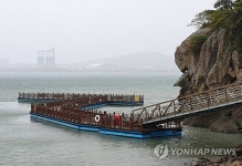 태풍에 파손된 목포 갓바위 해상보행교