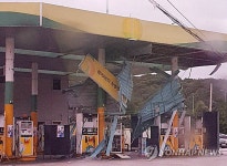 강풍에 무너진 주유소 천장