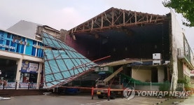 태풍에 외벽 뜯긴 춘천 육림극장