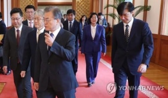 조국, 文대통령 앞에서 