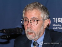 기자회견 하는 폴 크루그먼 뉴욕시립대 교수