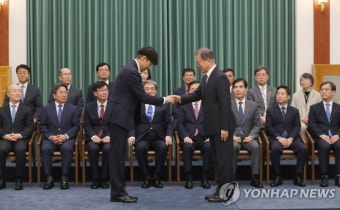 문 대통령, 조국 법무부 장관에 임명장 수여