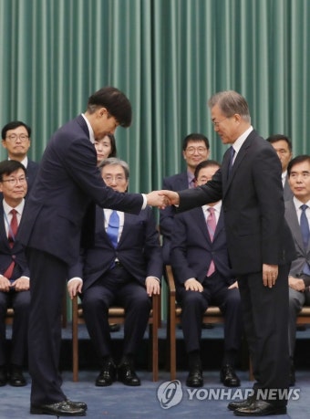 문 대통령, 조국 법무부 장관에 임명장 수여