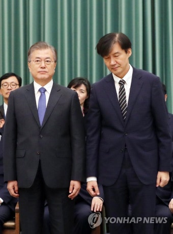 나란히 선 문 대통령과 조국 법무부 장관