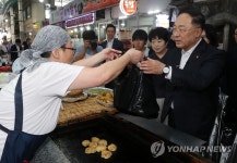 공주 산성시장 방문한 홍남기