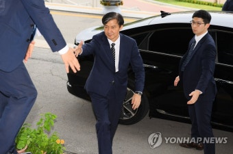 정부과천청사 도착한 조국 신임 법무부 장관