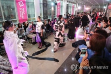 박물관에서 열린 색다른 패션쇼