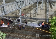 대구에서 승용차 철로 위로 추락