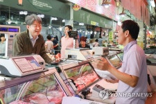 상인과 대화 나누는 강신욱 청장