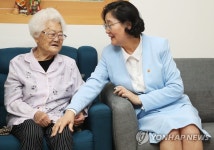 나눔의집 찾은 이정옥 여성가족부 장관