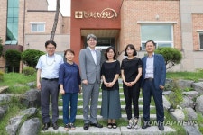 강신욱 통계청장, 대전 자모원에 위문품 전달