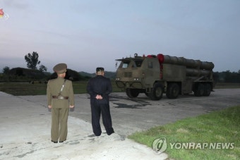 북한, 다시 초대형 방사포 시험사격…김정은 지도